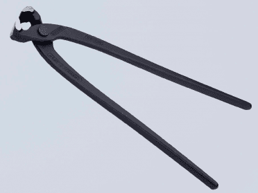 The all-metal design without plastic sleeves, which is common for carpenters' pincers, makes it possible to slide the hand on the pliers handle during the transition from gripping to twisting and clamping and finally to cutting in a single operation.
